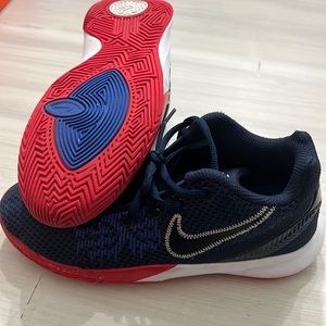 Like new Kyrie Flytrap II Size 5 youth